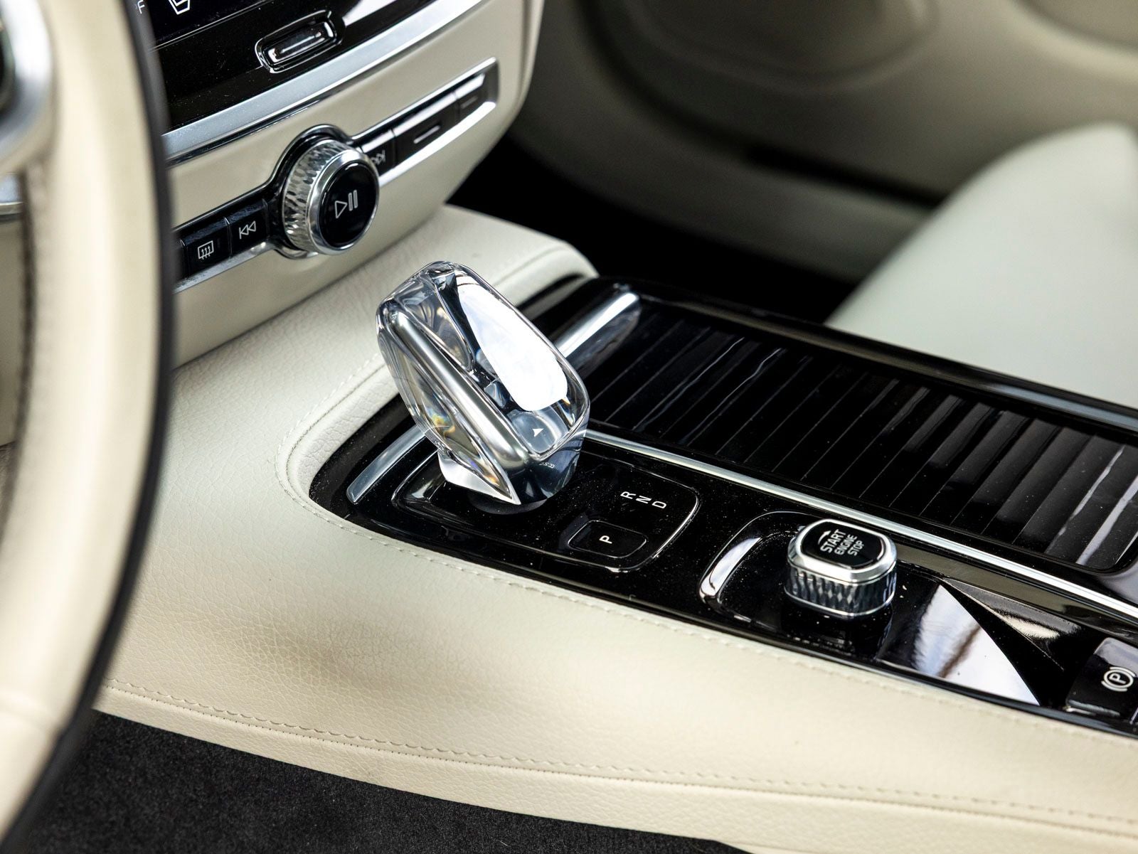 2022 Volvo S60 Recharge Plug-In Hybrid T8 Inscription